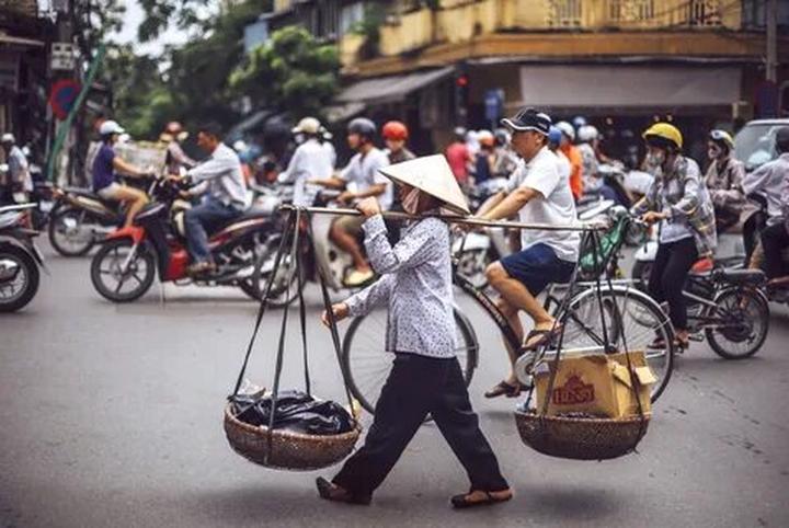 Tiêu đề: Gen Z: Quay trở về quê, quá trình chuyển đổi sống thực tế thành video viral